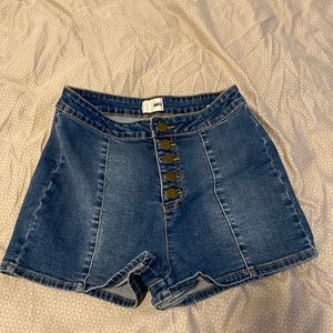 Amuse Society, size 28, short Jean shorts, with spandex